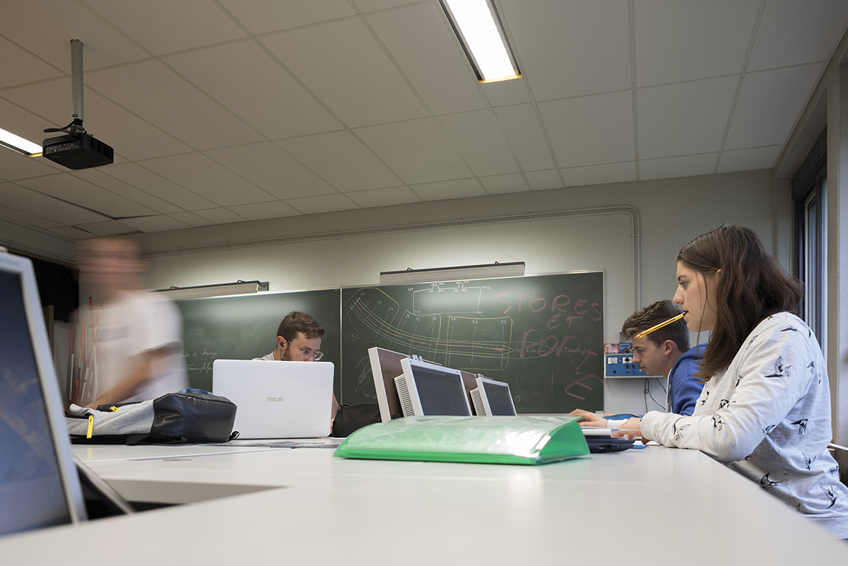 Étudiants en salle informatique à l’IUT d’Égletons.