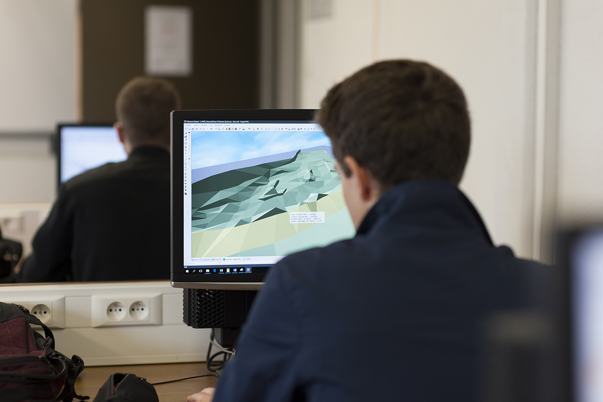 Étudiant travaillant sur une modélisation 3D à l’IUT d’Égletons.