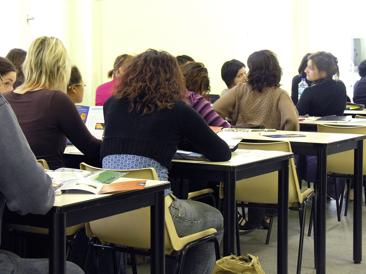 Étudiants en cours dans une formation sanitaire et sociale.