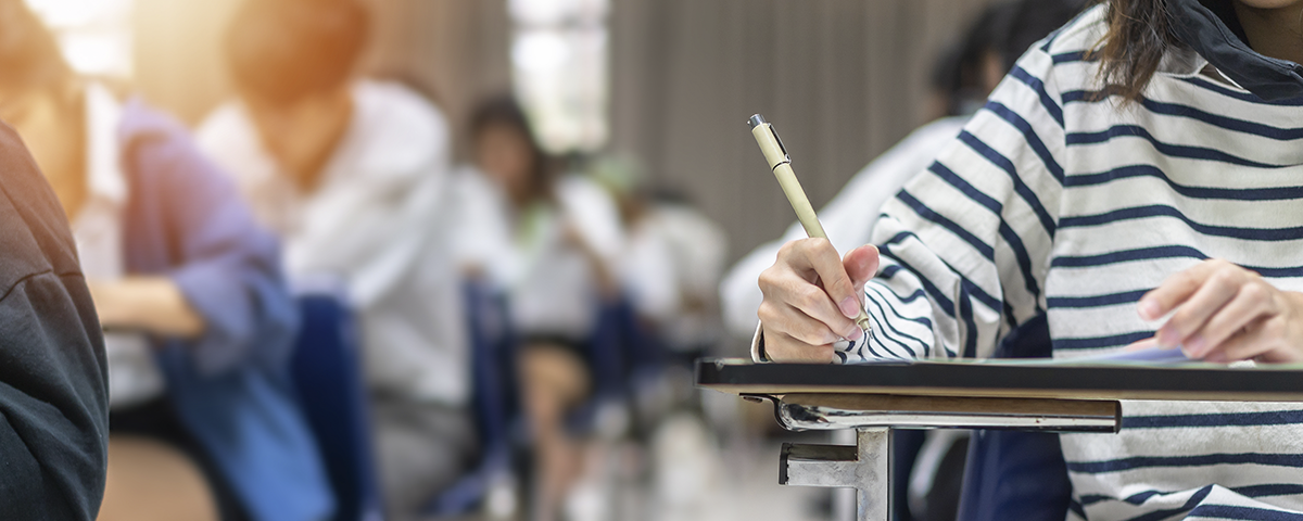 Étudiants en train d’écrire pendant un examen.